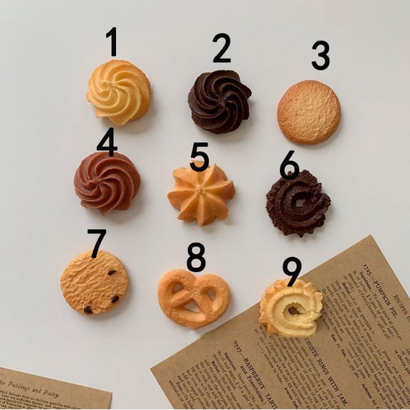 Cookie-shaped refrigerator magnet decorative message board