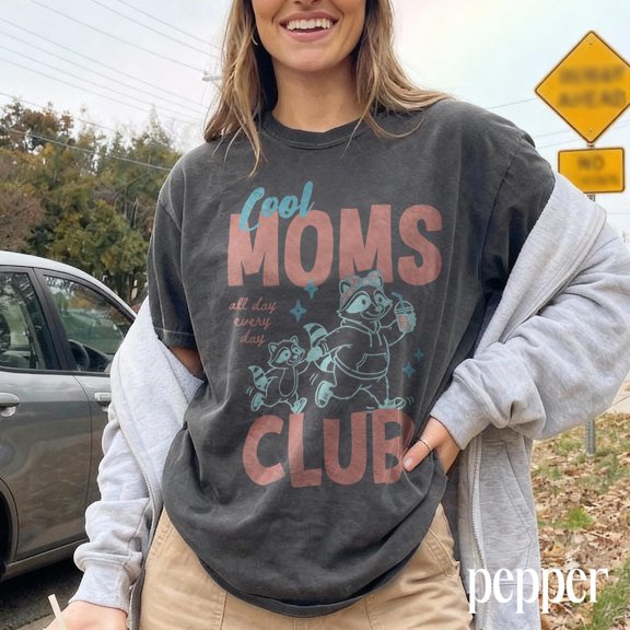 Cool Moms Club Graphic Raccoon Mom Chill Mama Lifestyle Style T-Shirt, Unisex T-Shirt