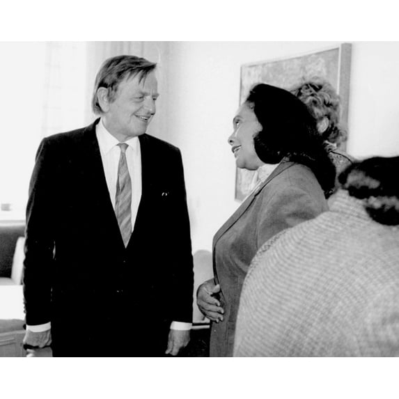 Coretta Scott King talking with Swedish Prime Minister Olof Palme Photo Print (10 x 8)