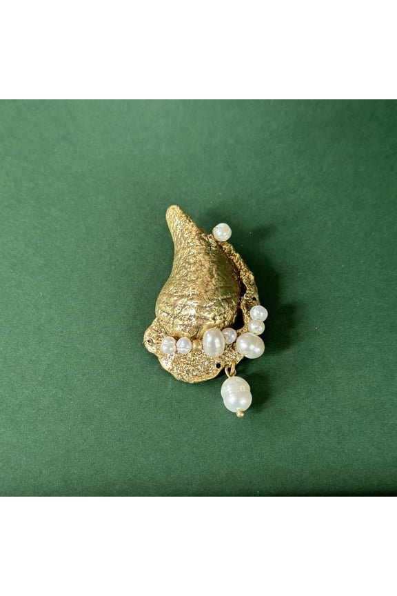 Coro Vintage Exquisite Brooch Luxury Lightweight Blazer Pin Conch Pearl Corsage for Women