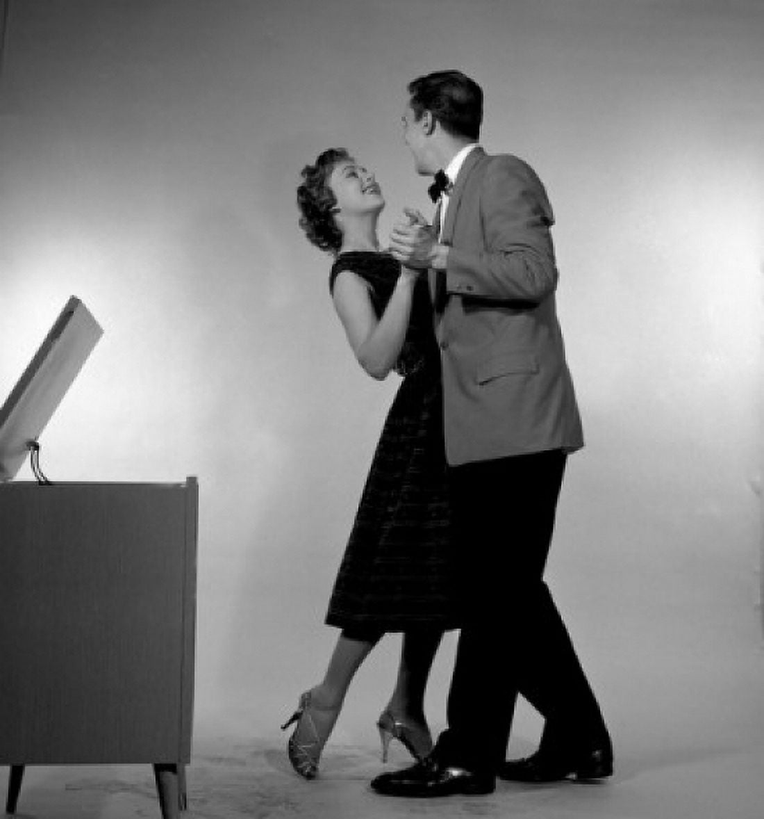 Couple dancing by jukebox Canvas Art - (24 x 36)