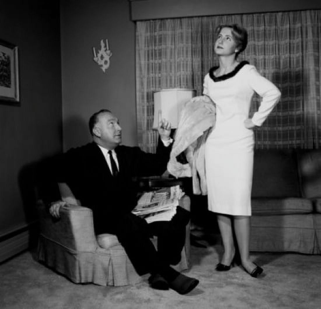 Couple in living room Canvas Art - (18 x 24)