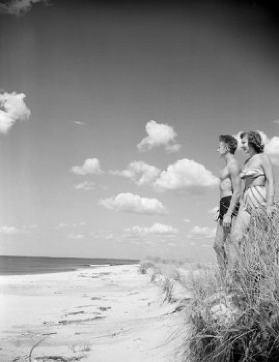 Couple on beach Canvas Art - (24 x 36)