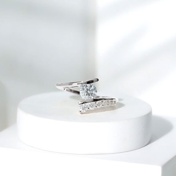 Cow Jewel 1.60 Ct Round Cut Diamond Ring - 14K White Gold Bypass Swirl Engagement Ring - Wedding Diamond Jewelry for Special Occasions - Wife’s Anniversary Gift - Birthday Diamond Present