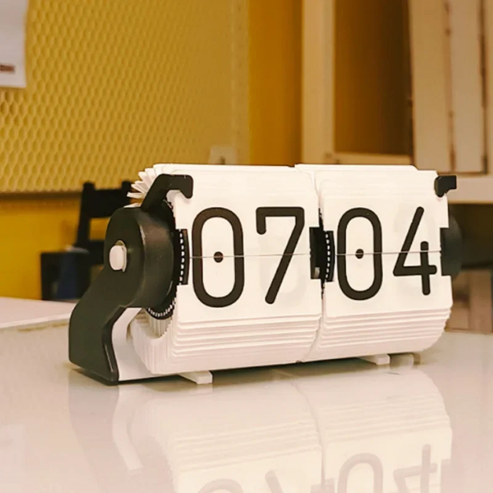 Creative Bluetooth Desk Clock Automatic Time Adjustment Page Turning ...