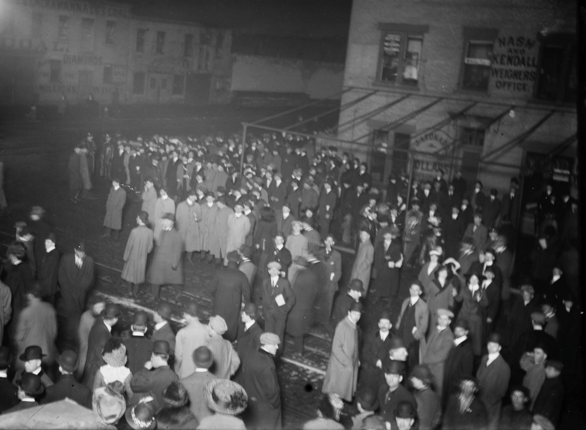Crowd awaiting Titanic survivors Canvas Art - George G Bain (18 x 24)