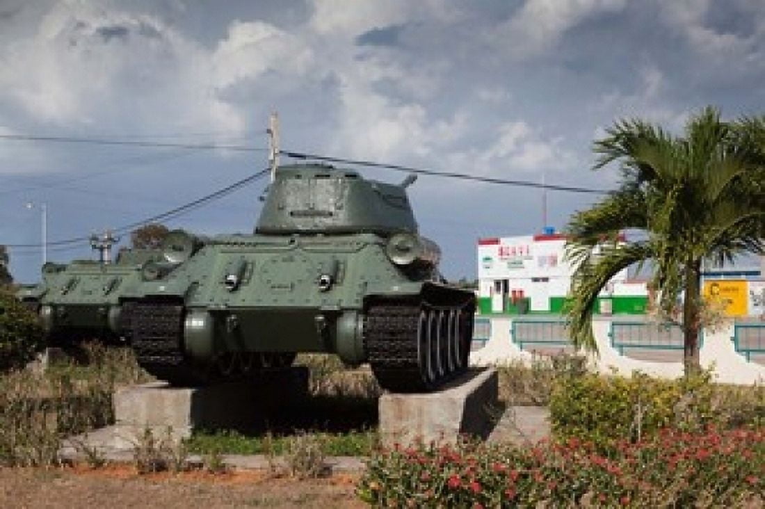 Cuba Bay of Pigs T-34 tank Canvas Art - Walter Bibikow DanitaDelimont (36 x 24)