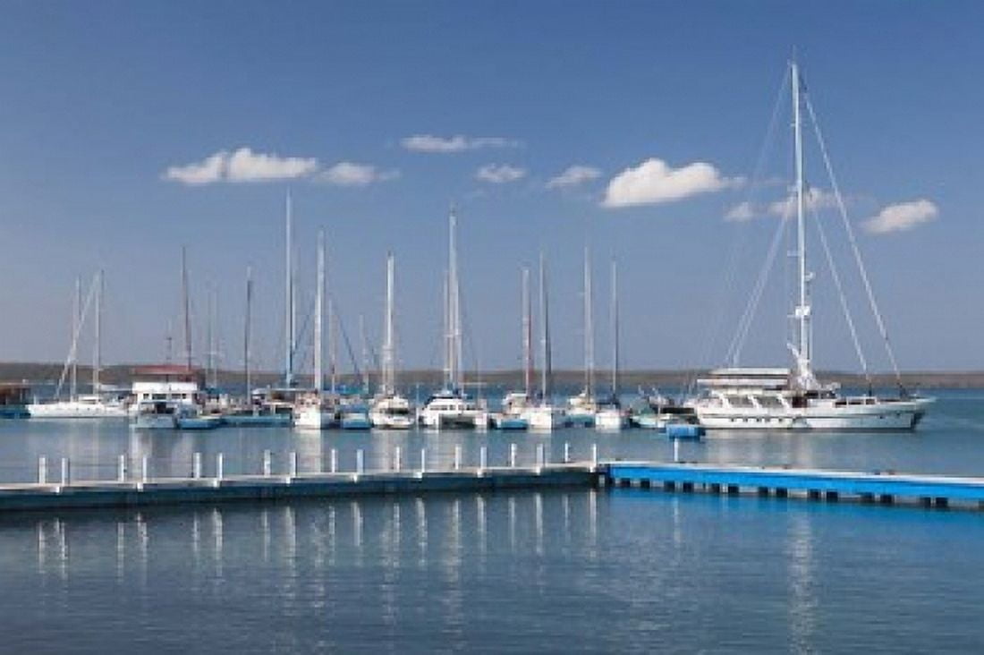 Cuba Cienfuegos Punta Gorda Marina Cienfuegos Canvas Art - Walter Bibikow DanitaDelimont (28 x 19)