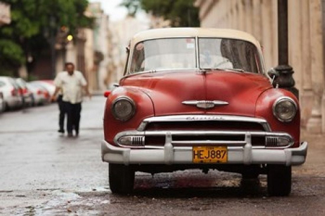 Cuba Havana Havana Vieja 1950s classic car Canvas Art - Walter Bibikow DanitaDelimont (18 x 12)