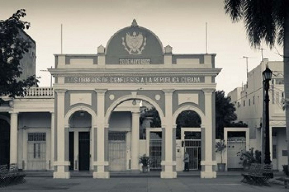Cuba Parque Jose Marti Arco de Triunfo Canvas Art - Walter Bibikow DanitaDelimont (36 x 24)