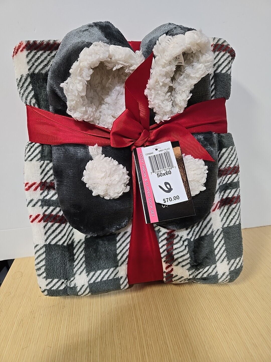 Cuddl Duds Throw Blanket Soft Velour Plaid Gray & Red 50x60 NEW W/ Slipper Sock