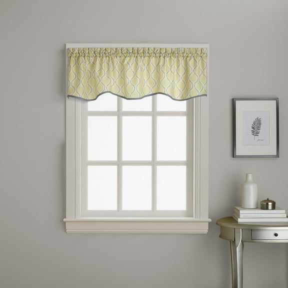 Curtainworks Morocco Scallop Valance Gold, Indoor, 100% Polyester, 58"W x 14"L, 1 Piece, Adult