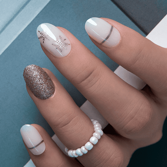 Curvlife short oval snowflake Nail Art Press On Nails patterns prints white glossy shiny for christmas winter 2 Week Wear