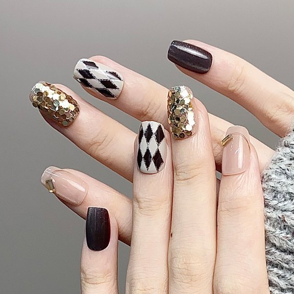 CuteHelper Chocolate Argyle Press-On Nails - 24PCS Short Square, Glossy Geometric Design with Gold Glitter Accents