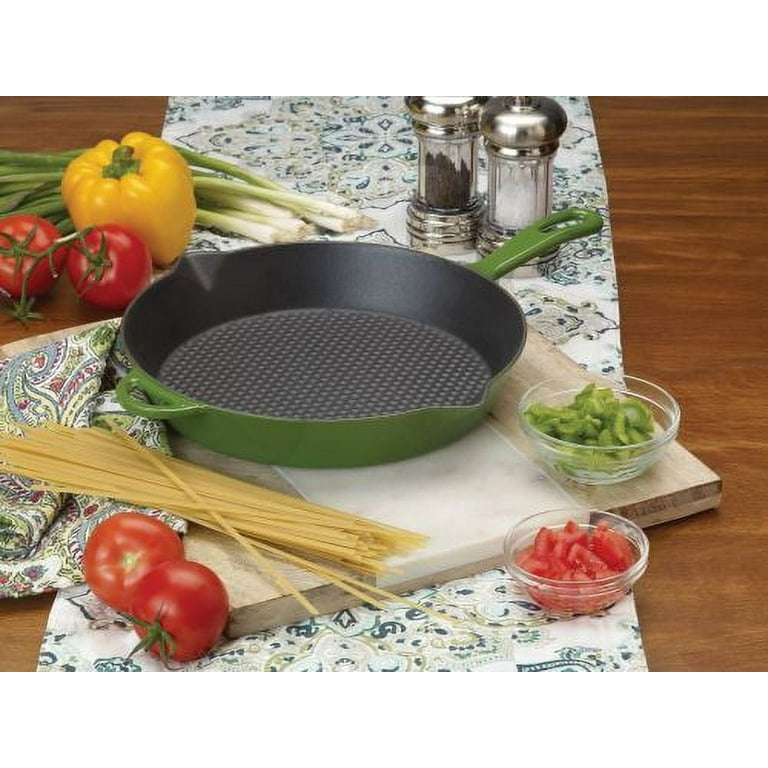 Bayou Classic Cast Iron Pan: Covered Skillet - 10.5 Black