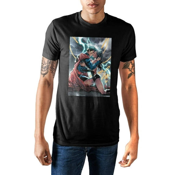 DC Comics Superman Kissing Wonder Woman Men's Graphic T-Shirt (Black, Medium)