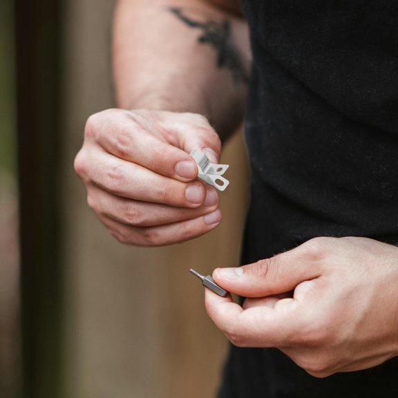 DEEPCRAFF 50Pcs Metal Fence Clamps for Farm Use Strong Stainless Steel Wire Clips for Livestock Fencing