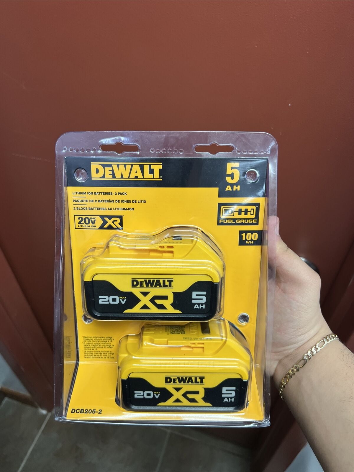 DeWALT Max XR Lithium-Ion 20V 5Ah Battery DCB205 - Two Pack with Charger 