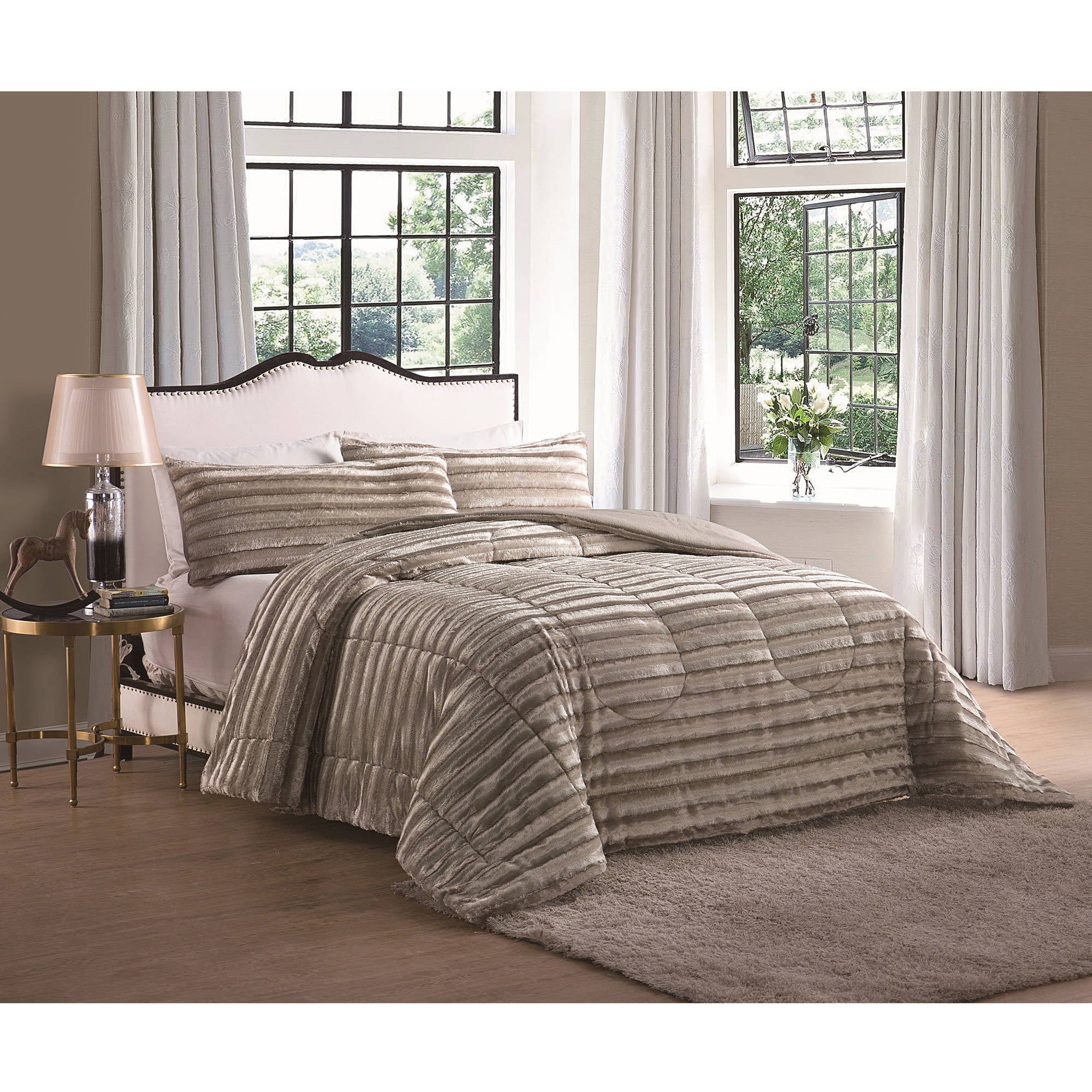 ***DISCONTINUE*** VCNY Home Gold Faux Fur Queen Comforter