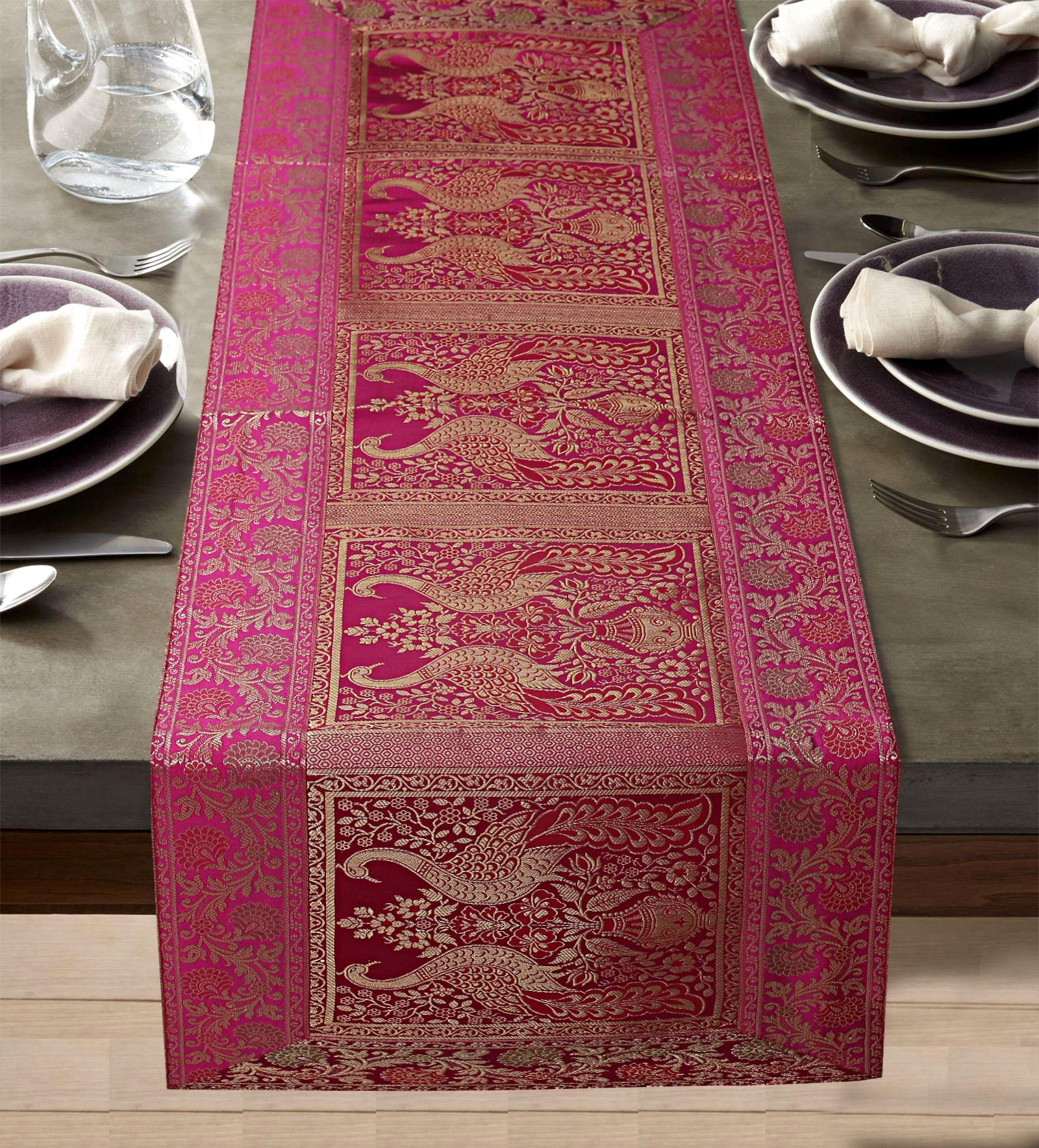 Runner da tavolo intrecciato con uccelli e fiori di Factory Produce: arredamento rustico-chic per sala da pranzo e soggiorno | MSD Bow