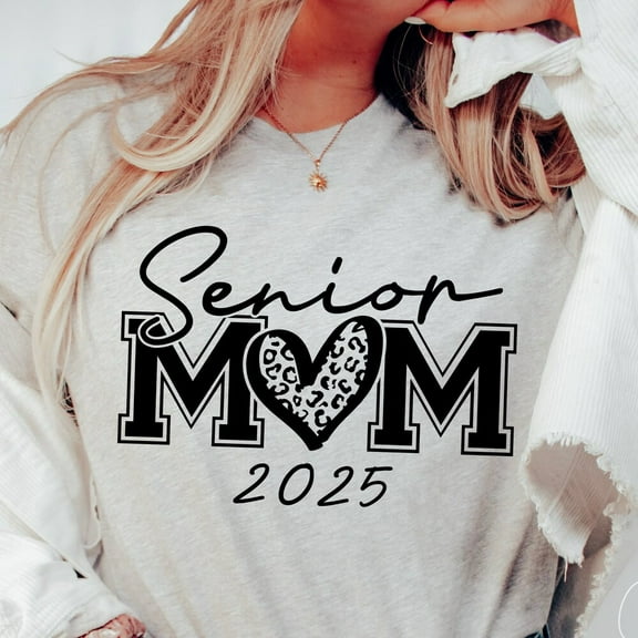 DOPASHIRT Senior Mom 2025 Shirt, Senior Mom Leo.Pard Heart Shirt, Graduation - Graduate 2025 Shirt, Senior Mom Shirt Unisex S-5XL Hot Trending Shirt, Vintage Birthday Gift