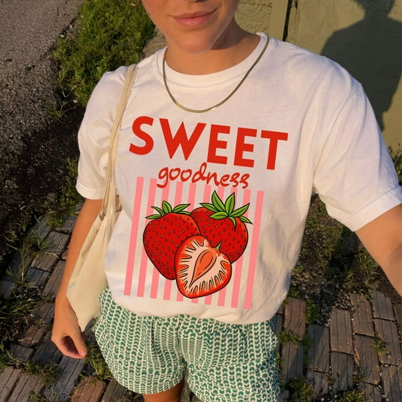 DOPASHIRT Strawberry Graphic Tee, Retro Fruit Shirt, Trendy Summer Apparel, Funky Fashion Top, Farmers Market Shirt, Tropical Sweetness Tee Unisex S-5XL Hot Trending Shirt, Vintage Birthday Gift