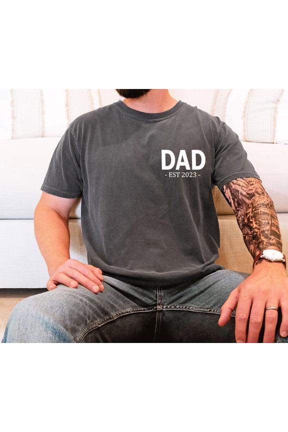 Dad Est 2025 T-shirt, New Dad Shirt, Gift for Dad, Pregnancy Announcement to Dad, Dad Gift from Wife, Dad Birthday Gift Tee
