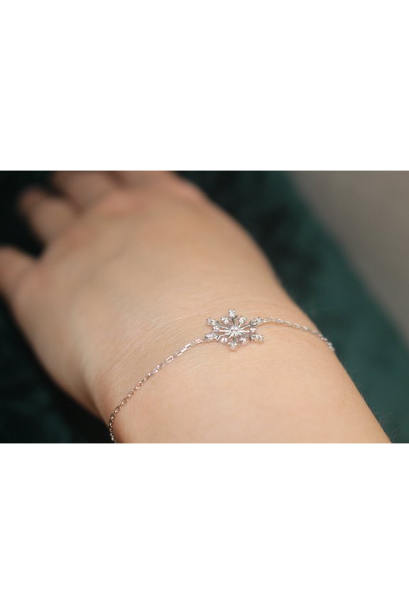 Dainty Snowflake Bracelet in Silver, Snowfall Elegance Winter Dream