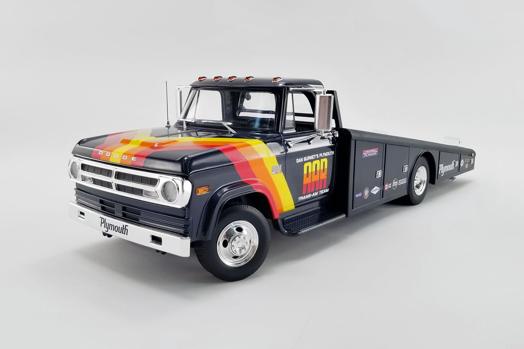 DAN GURNEY，S PLYMOUTH Ramp Truck 1:18 Dan Gurney's Plymouth AAR Trans Am Team 1970 Dodge D300 Ramp Truck