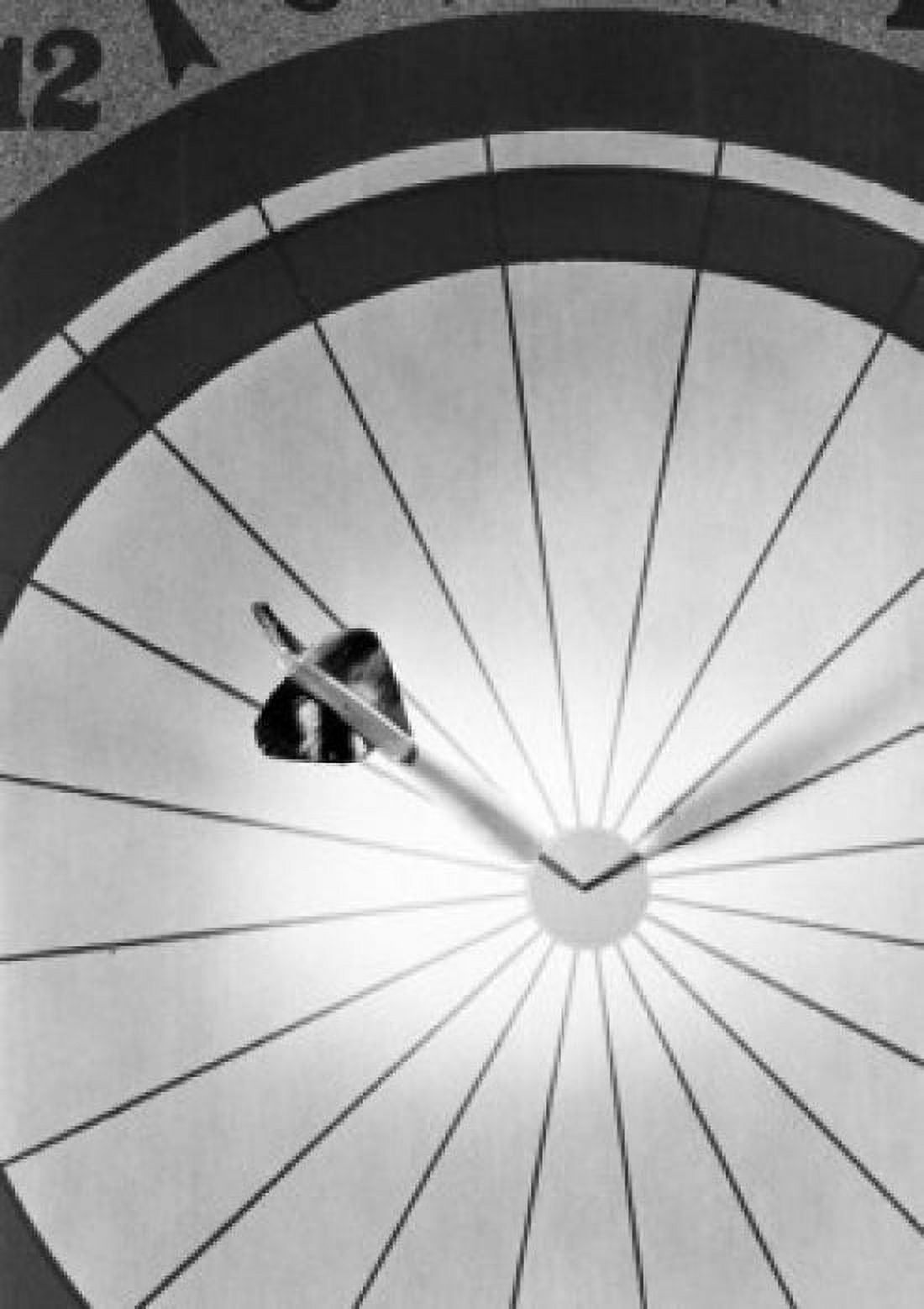Dart in the middle of target Canvas Art - (18 x 24)