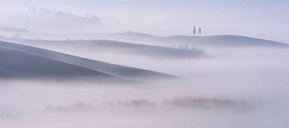 Dawn Mist in Val da????Orcia Tuscany Canvas Art - Andy Mumford (10 x 20)