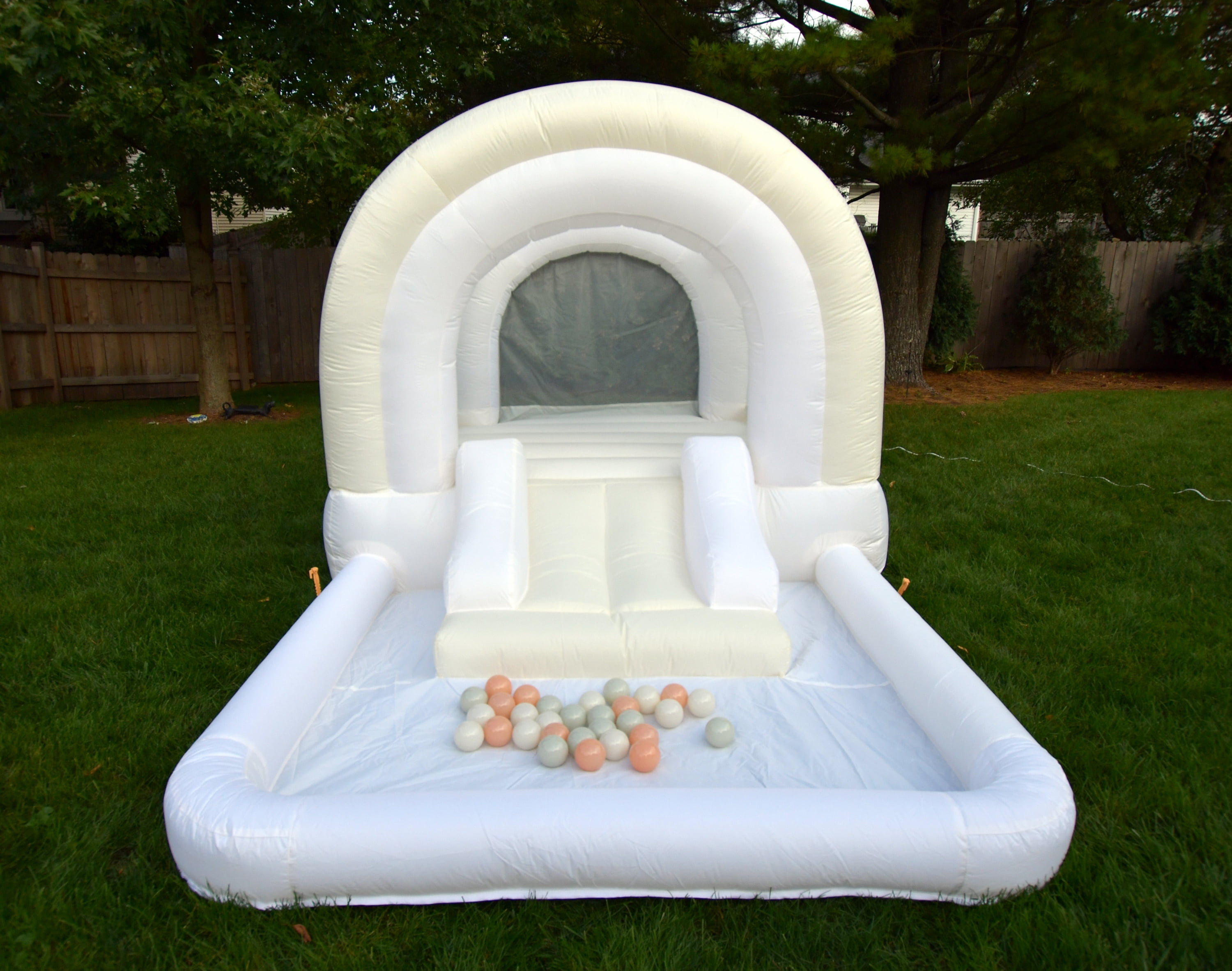 DayDreamer Creamsicle Bounce House with ball pit
