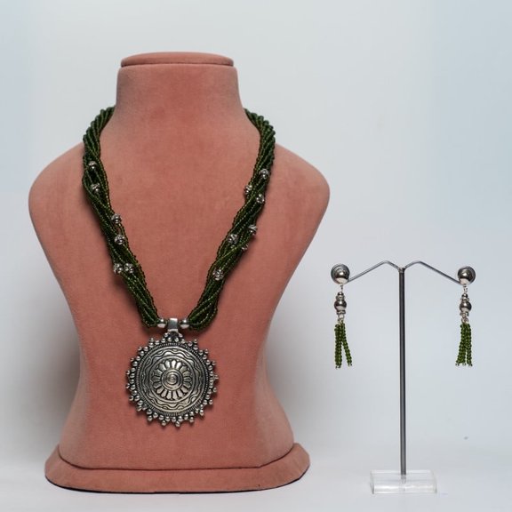 De-Lemon Rustic Charm Oxidized Silver Pendant & Green Beaded Necklace Set