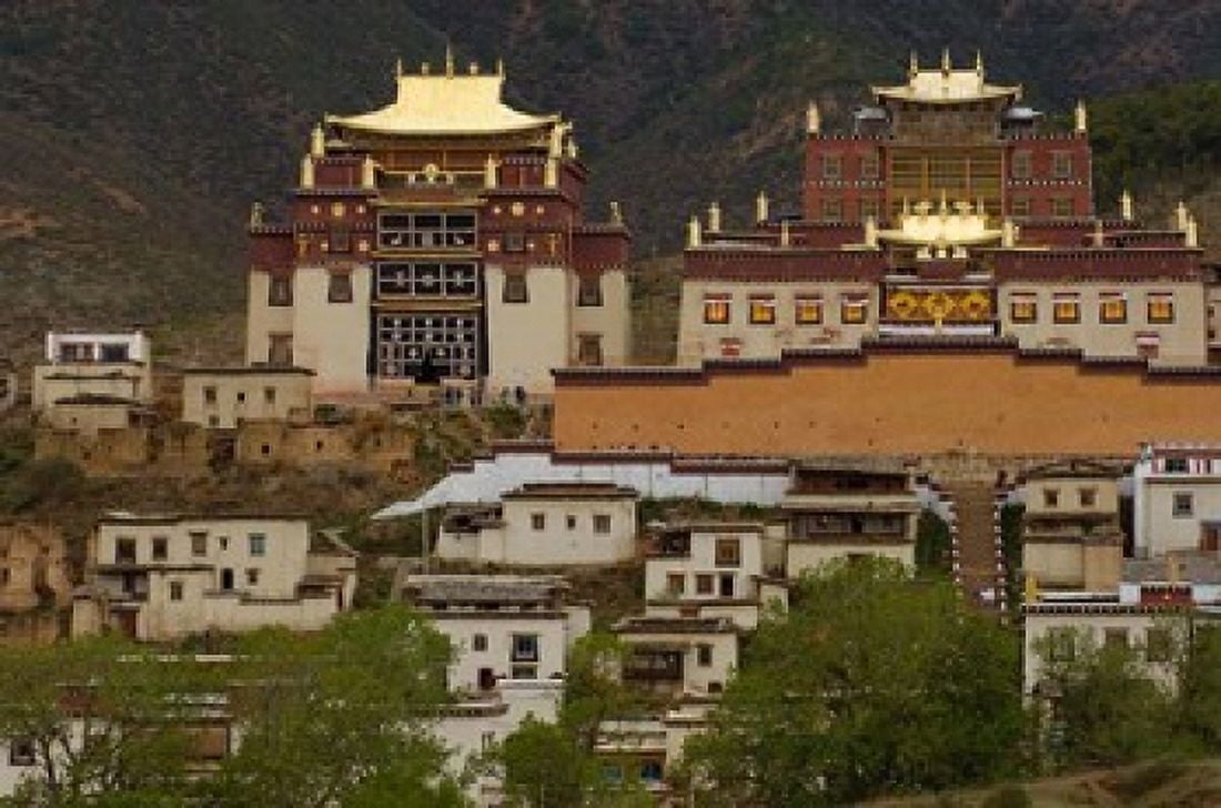 Deqin Tibetan Autonomous Prefecture Songzhanling Monastery Zhongdian Yunnan Province China Canvas Art - Pete Oxford DanitaDelimont (38 x 26)