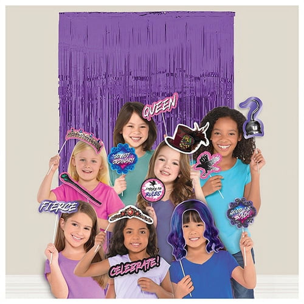 Descendants 3 Foil Curtain w/ Photo Props (21pc)