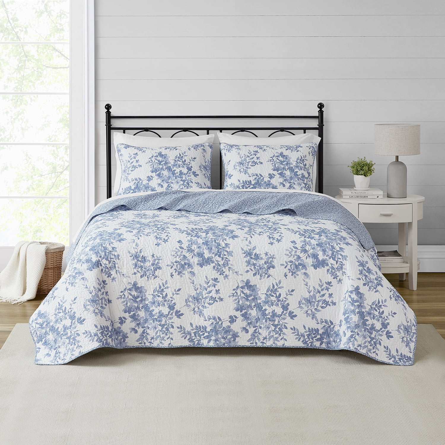 Philomena Twin White and Blue Reversible Cotton Quilt Set