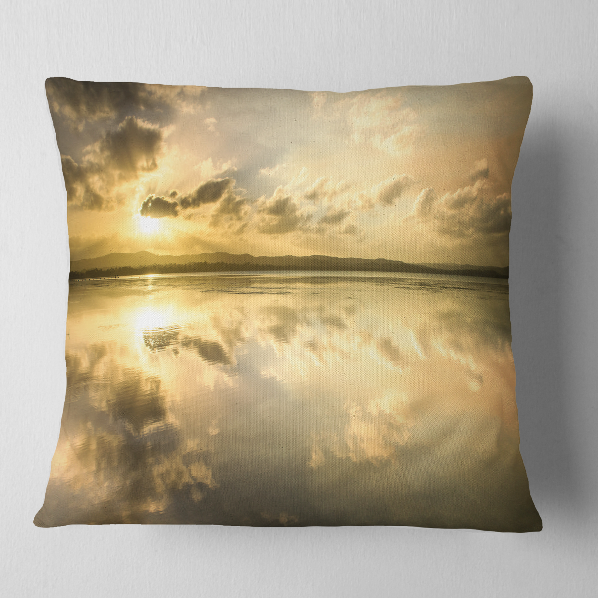Designart Amazing Foreshore Reserve Reflection - Seashore Throw Pillow - 16x16