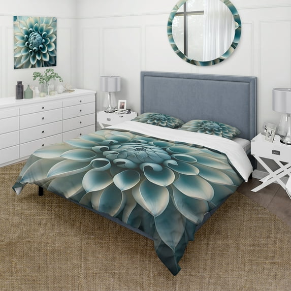 Designart "Azure and Snow Dahlia Duo I" Floral Dahlia Bedding Covert Set - Dahlia Blue Floral Bed Set With 2 Shams