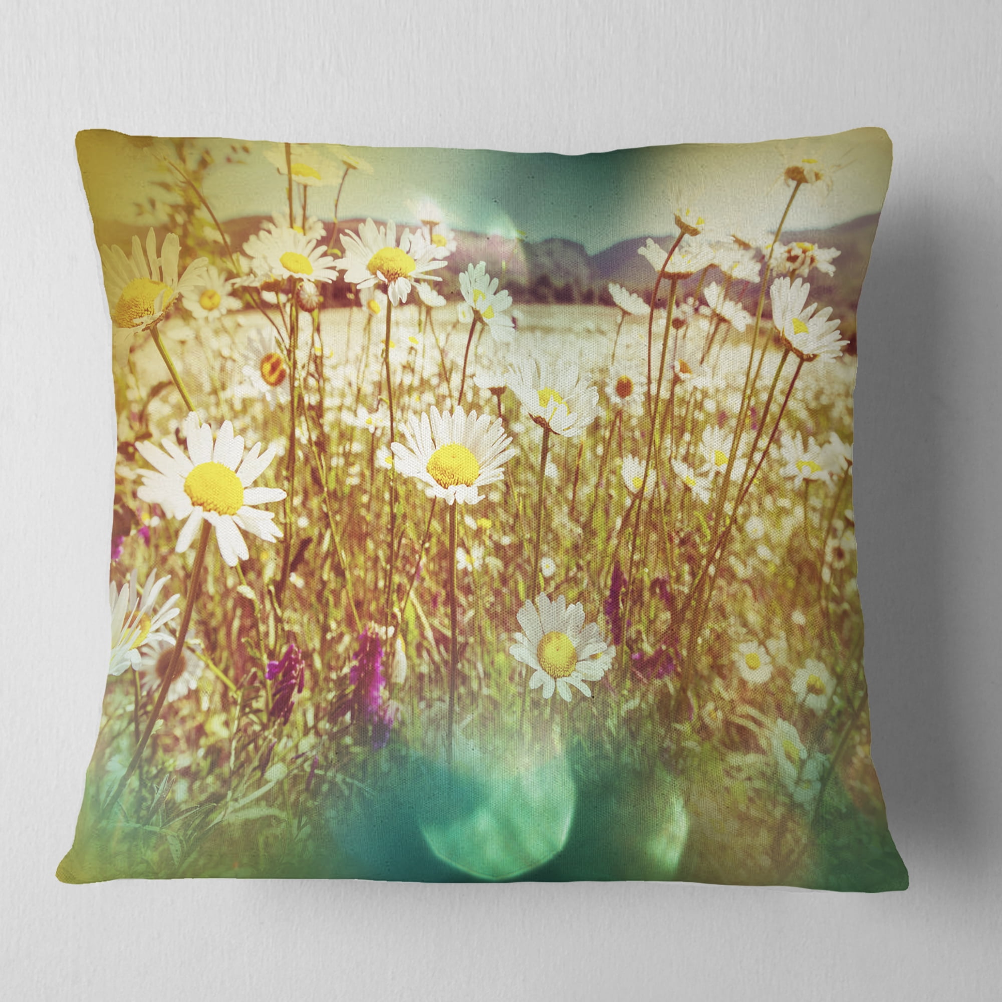 Designart Beautiful Blossom Chamomile Flowers - Floral Throw Pillow - 18x18