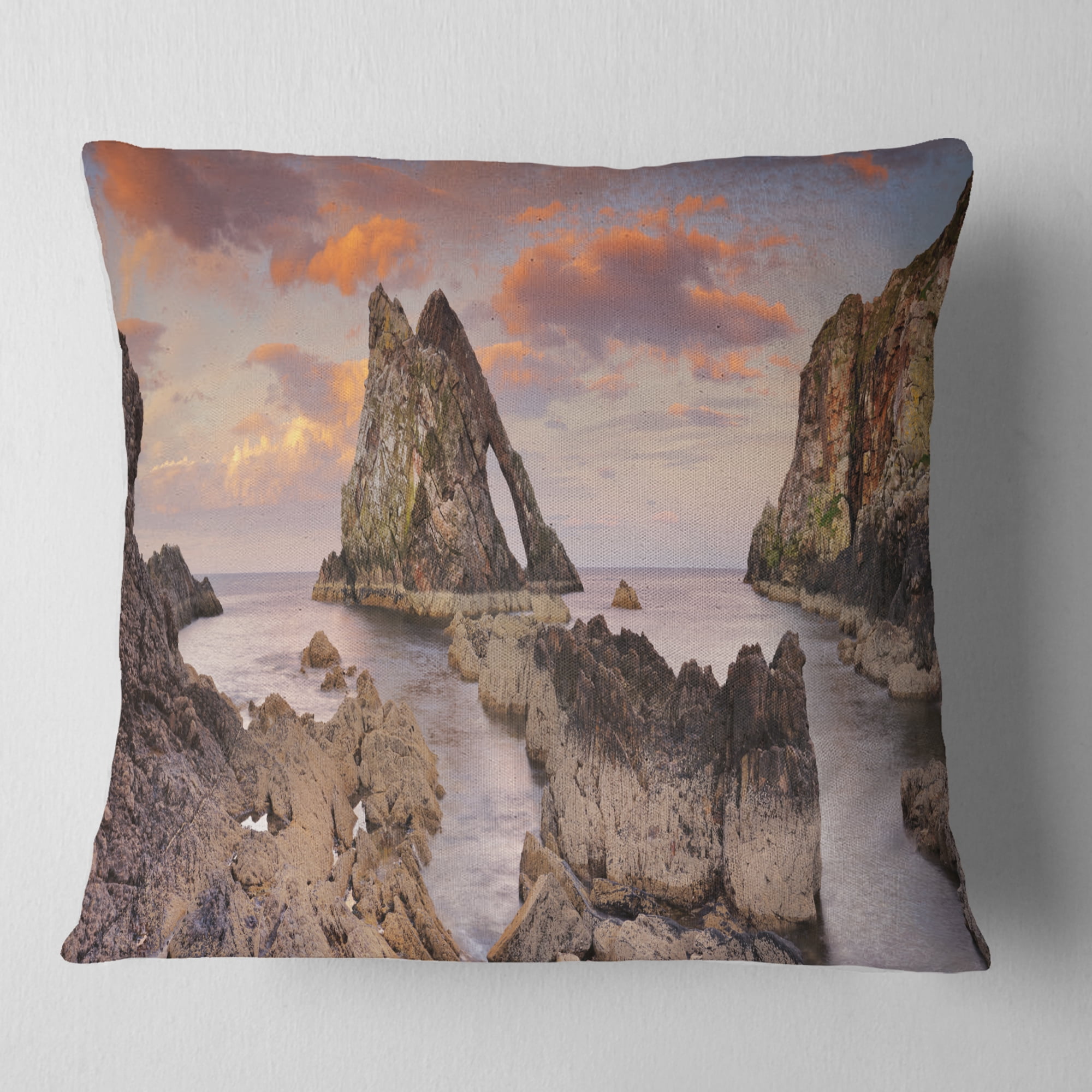 Designart Bow Fiddle Rock Scotland - Seashore Throw Pillow - 16x16