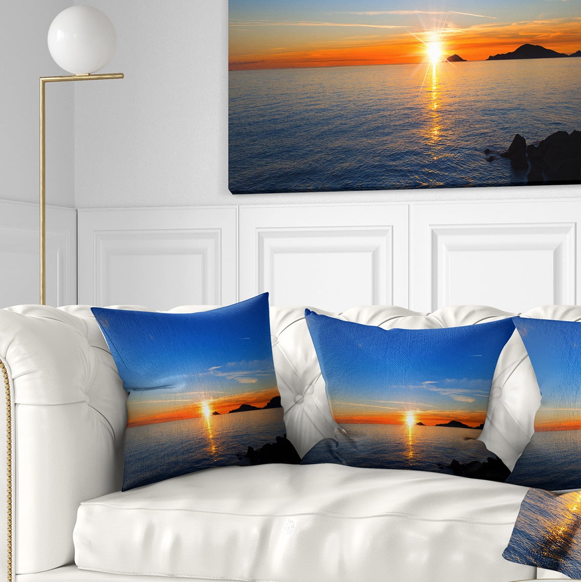 Designart Bright Sunset in Gulf of La Spezia - Seascape Throw Pillow - 18x18