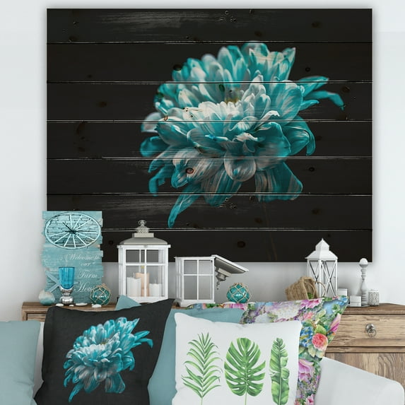 Designart 'Close Up Of White and Pure Blue Daisy Flower II' Traditional Print on Natural Pine Wood