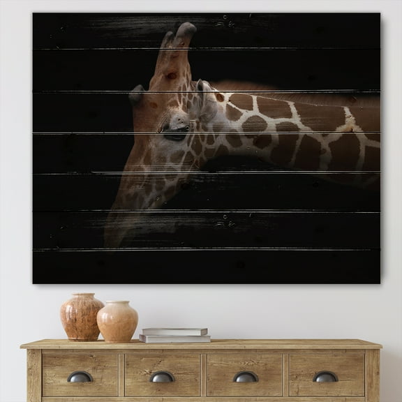 Designart 'Close Up Portrait of A Giraffe VIII' Farmhouse Print on Natural Pine Wood
