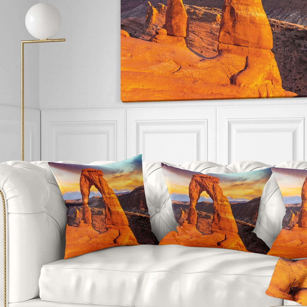 Designart Delicate Arch in Arches Park - Landscape Photo Throw Pillow - 16x16