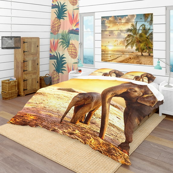Designart 'Elephant Mother and Baby Outdoors' Tropical Duvet Cover Set