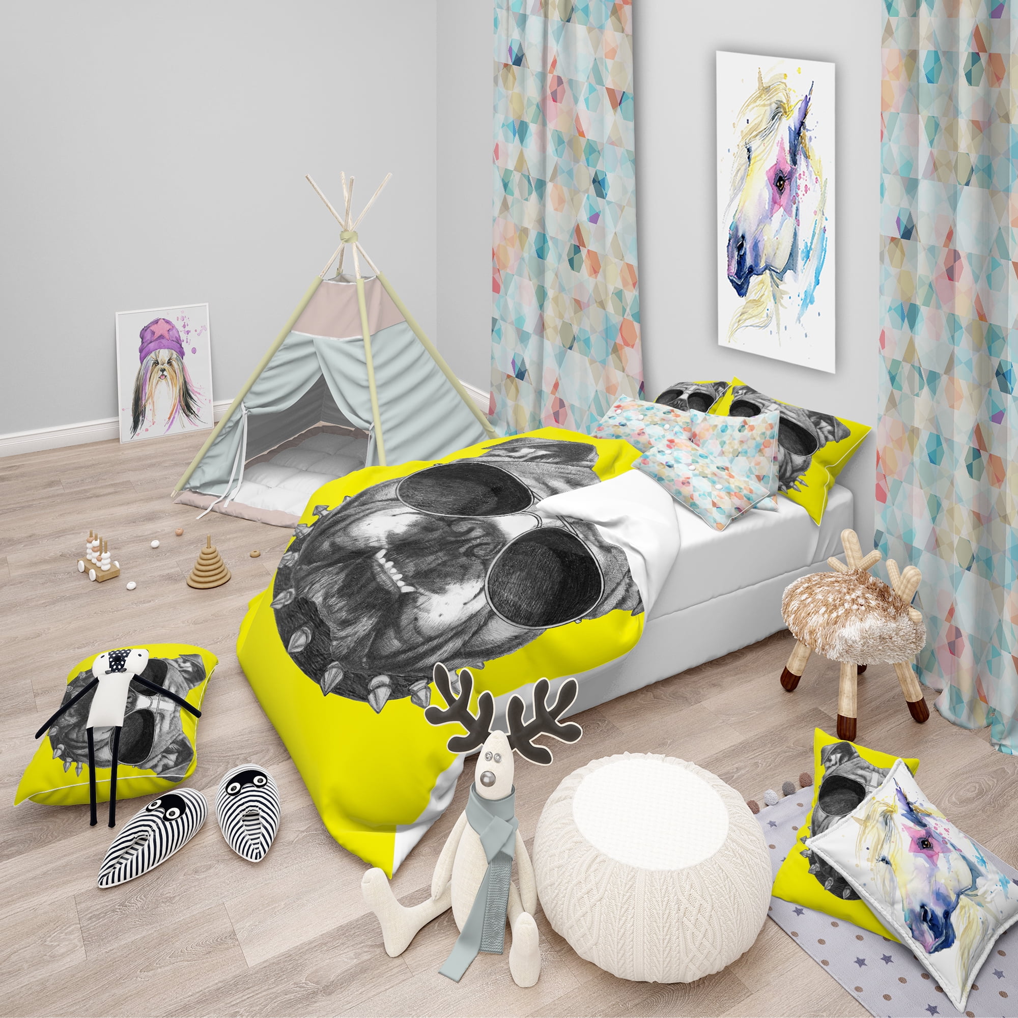 Designart 'Funny English Bulldog with Collar' Tropical Duvet Cover Set