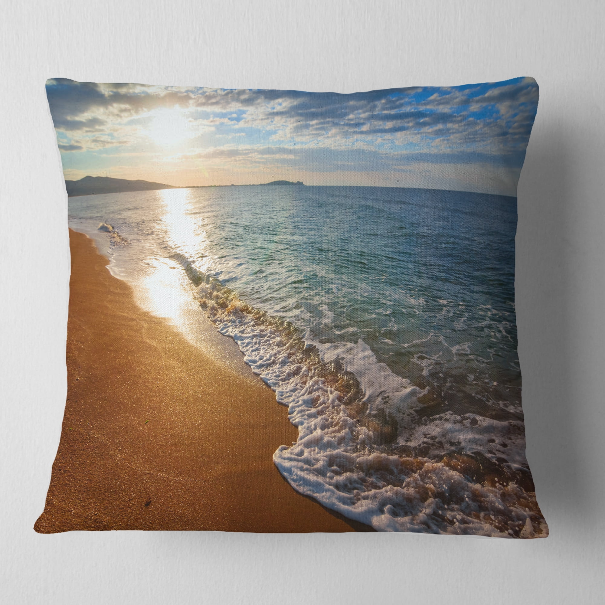 Designart Gili Island Tropical Beach - Seashore Throw Pillow - 18x18