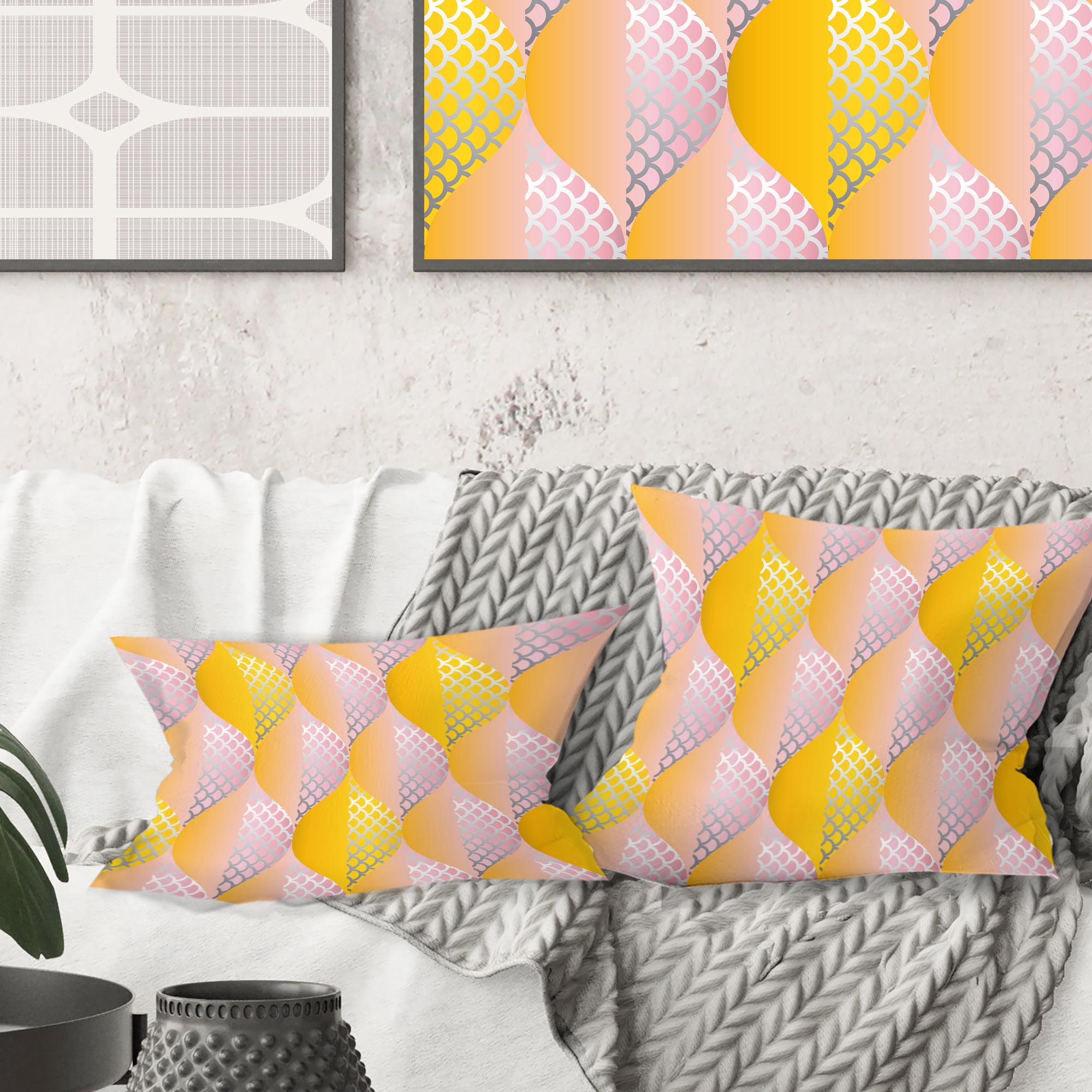 Designart Golden Geometrical Diamond Pattern IV' Mid-Century Modern Throw Pillow - 18x18