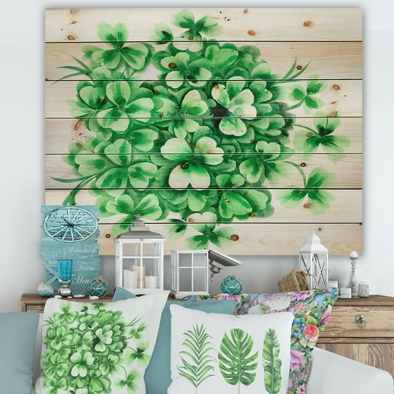 Designart 'Green Vintage Leaves of Shamrock' Traditional Print on Natural Pine Wood