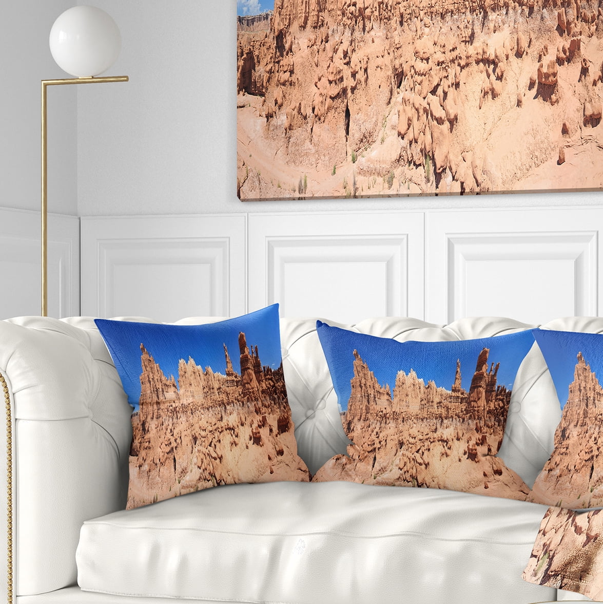 Designart Hoodoo Rock Pinnacles in Goblin Valley - Landscape Printed Throw Pillow - 18x18